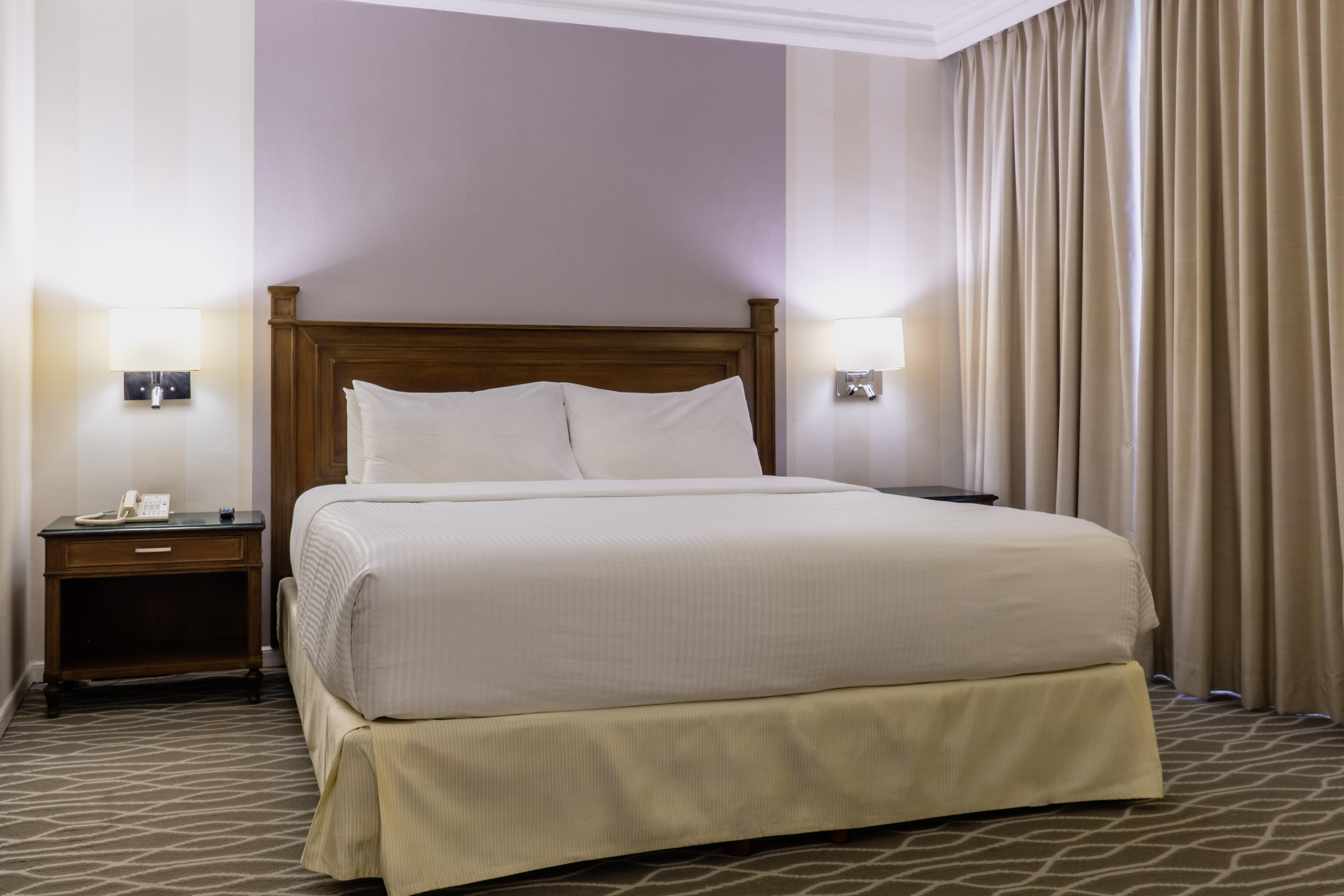 Gamma Monterrey Gran Hotel Ancira Zewnętrze zdjęcie A bed with a bed skirt