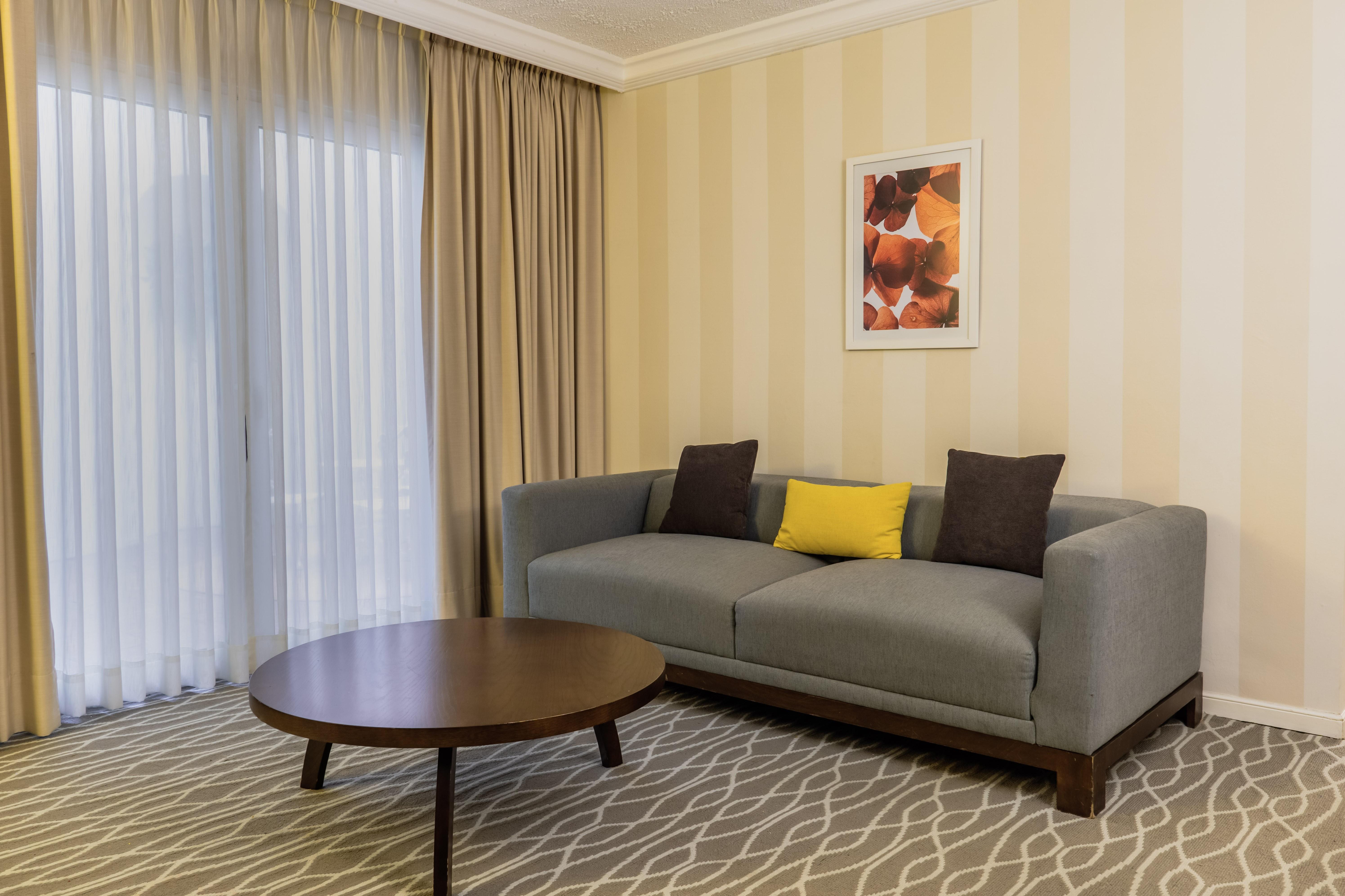 Gamma Monterrey Gran Hotel Ancira Zewnętrze zdjęcie A living room in a hotel suite